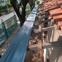 Calha com tela de alumnio